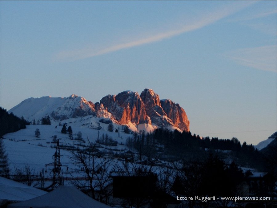 01 - i primi raggi di sole riscaldano le Dolomiti.jpg